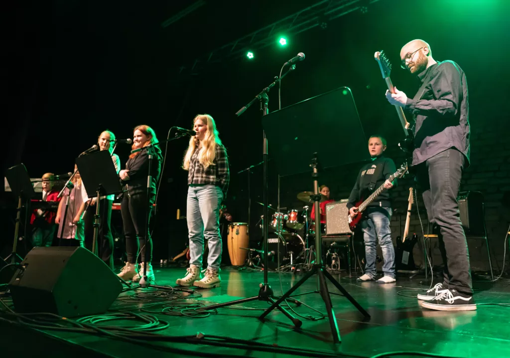 Medlemmar ur bandklubben Rockin' Karelia uppträder på Karelias scen.Bändiklubi Rockin' Karelian jäsenet esiintyvät Karelian näyttämöllä.